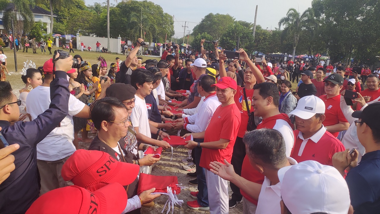 Gerakan Pembagian Bendera Merah Putih Tahun 2023 di Area Kawasan Car Free Day Palangkaraya