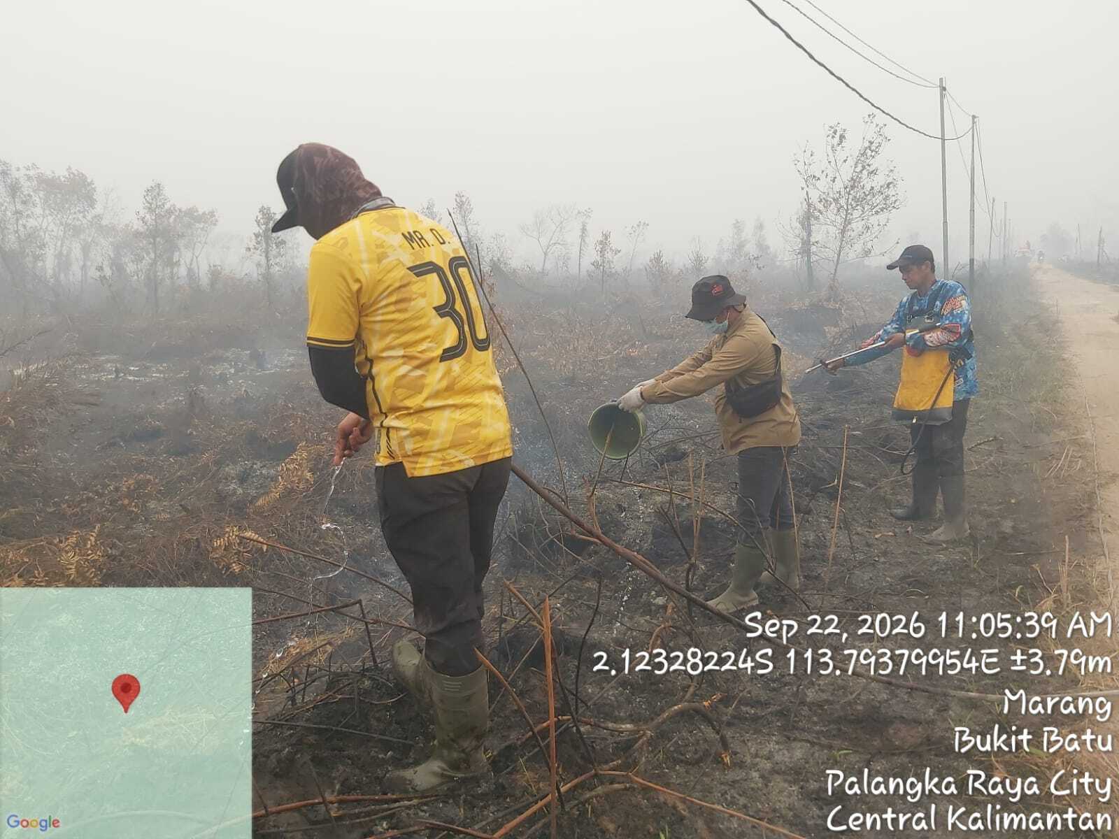 Tim Dinas Koperasi dan UKM Kalteng Padamkan Karhutla di Jl. Cilik Riwut KM 17