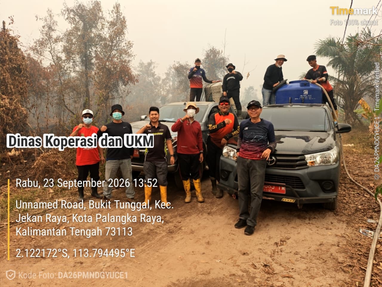 Tim Dinas Koperasi dan UKM Kalteng Padamkan Karhutla di KM 17 Tjilik Riwut.