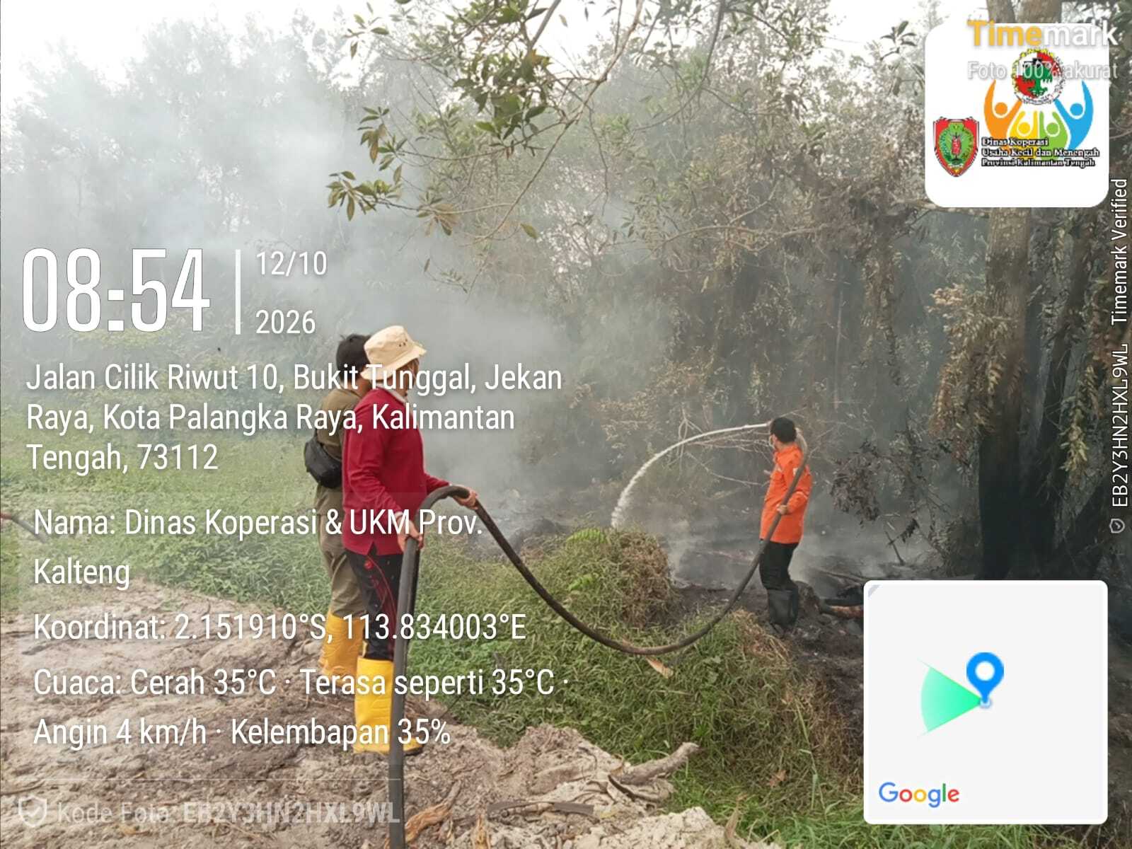 Regu 17 Dinas Koperasi dan UKM Kalteng Lakukan Pemadaman Karhutla di Jalan Tjilik Riwut Km 11
