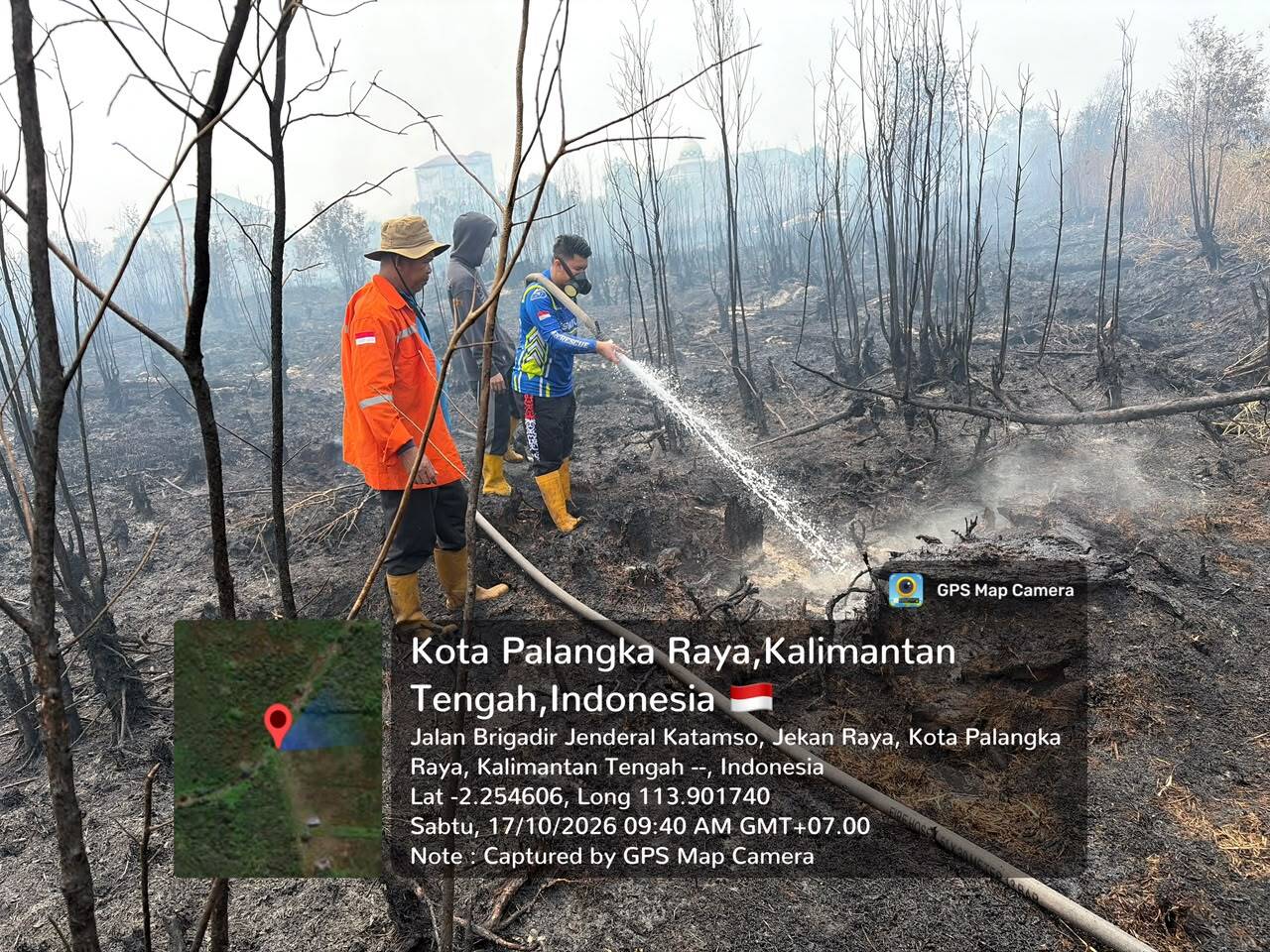 Regu 17 Dinas Koperasi dan UKM Kalteng Lakukan Penanganan Karhutla di Jalan Assalam–Soekarno, Palangka Raya