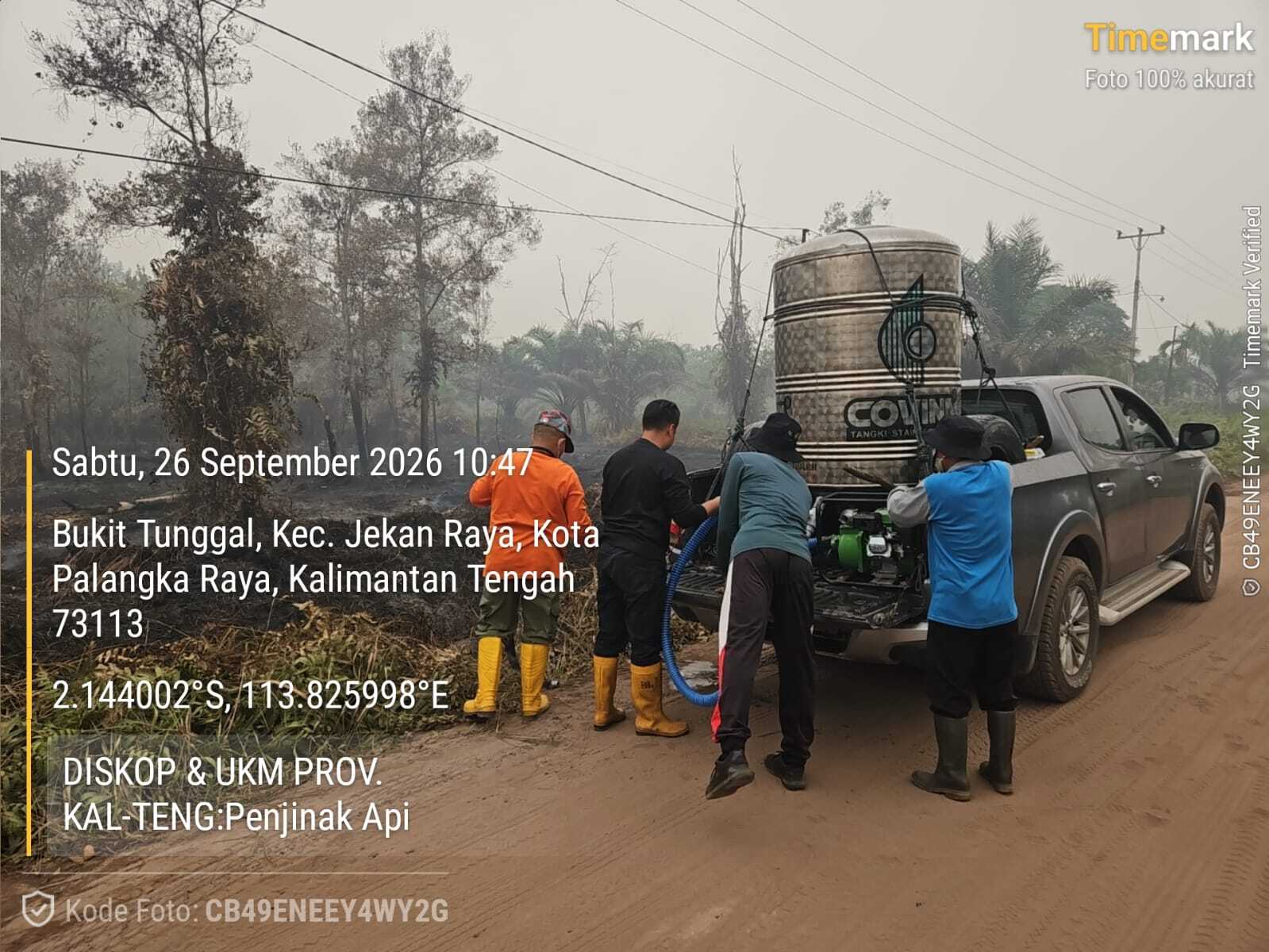 Tim Relawan ASN Diskop UKM Kalteng Tangani Karhutla di Jl. Tjilik Riwut KM 12 dan 13