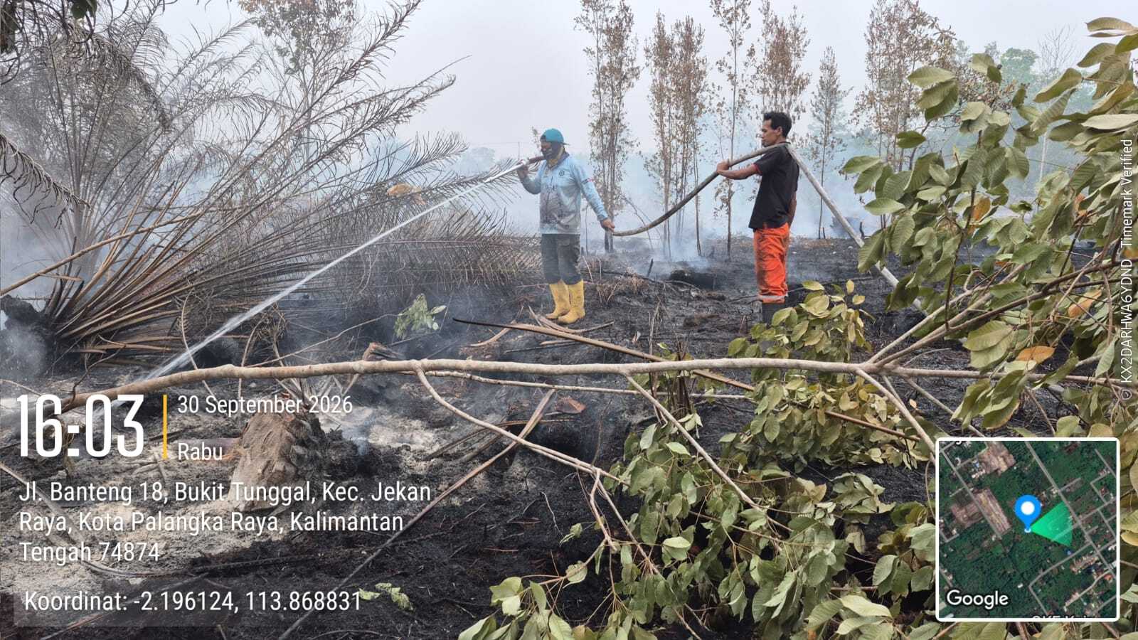 Regu 17 Diskop UKM Kalteng Lanjutkan Penanganan Karhutla di Jl. Banteng 12 & 18