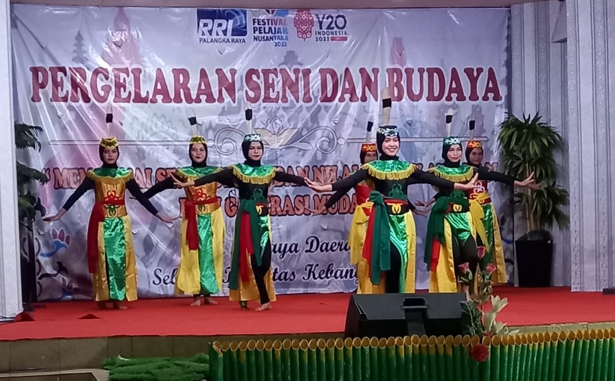 Menghadiri Pergelaran Seni dan Budaya Kota Palangka Raya Tahun 2022.