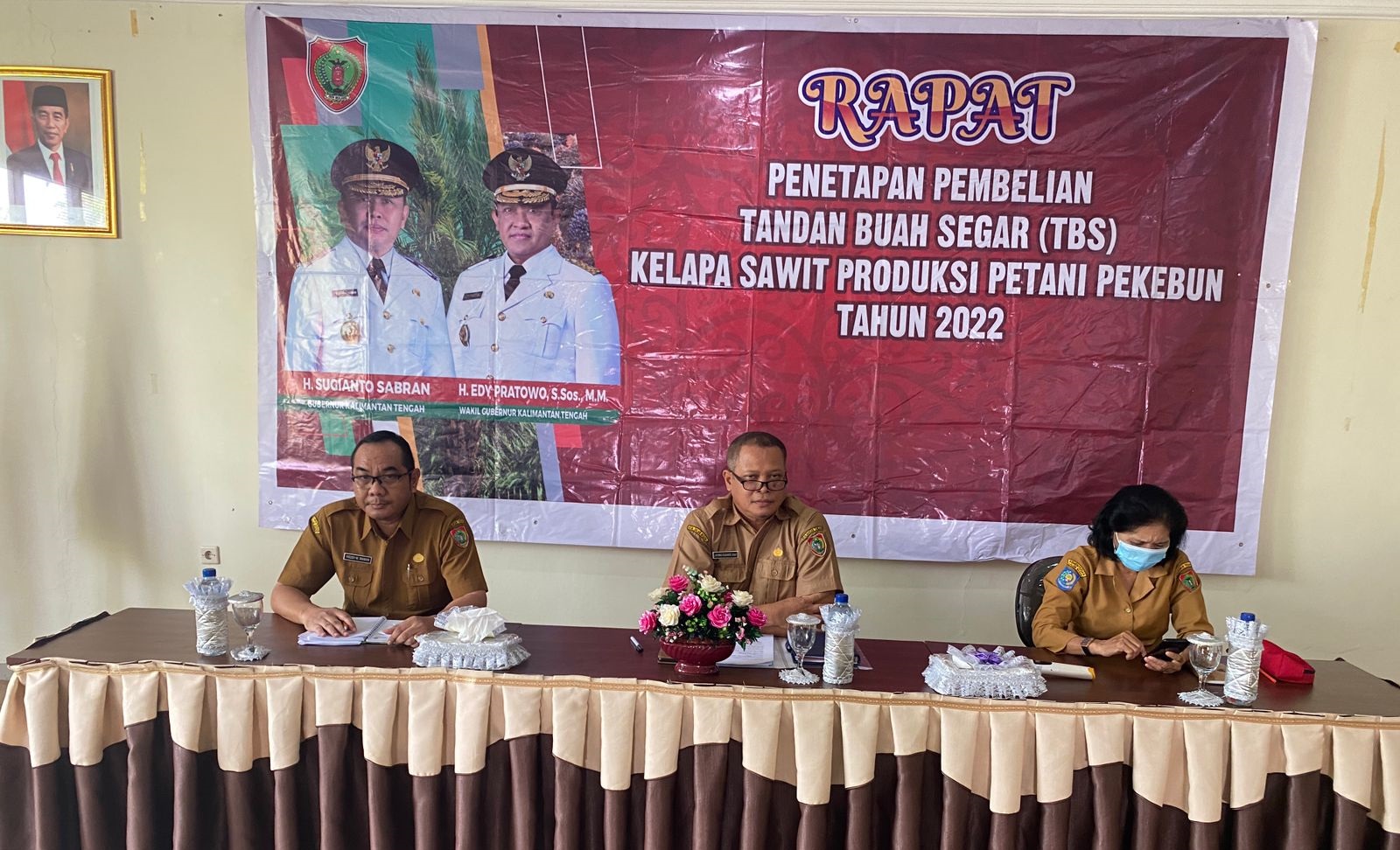 Rapat Penetapan Pembelian Tandan Buah Segar (TBS) Kelapa Sawit Produksi Petani dan Pekebuna Tahun 2022 di Aula Dinas Perkebunan Provinsi Kalimantan Te