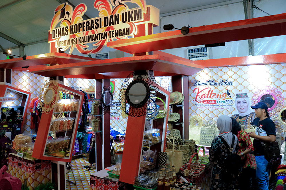 Dinas Koperasi dan UKM Kalimantan Tengah memfasilitasi sejumlah UKM untuk mengikuti Pameran tingkat 